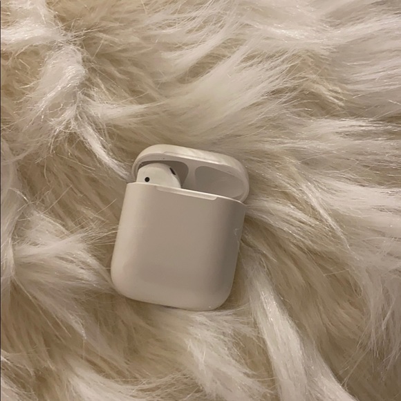AirPods - Picture 2 of 2